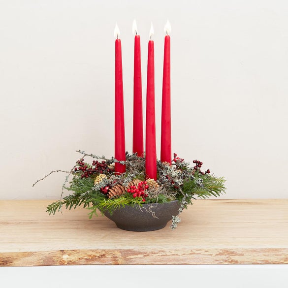 Klassisk adventsdekoration med stagelys